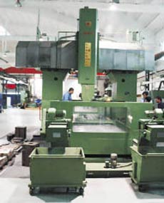 華中數(shù)控與桂林合作生產開發(fā)的五坐標聯(lián)動龍門銑床XK2136/3-5X在使用現(xiàn)場