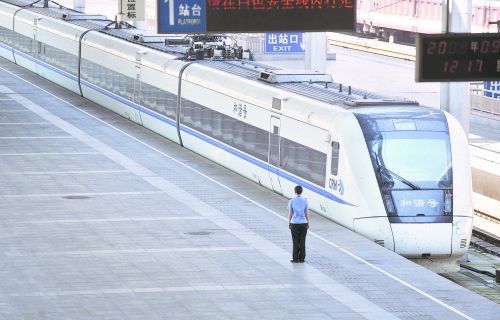 和諧號(hào)昨日抵渝，西南地區(qū)將進(jìn)入高鐵時(shí)代。攝影 盧祥龍